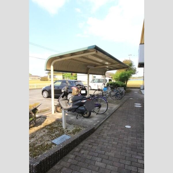 現地周辺 (駐輪場)