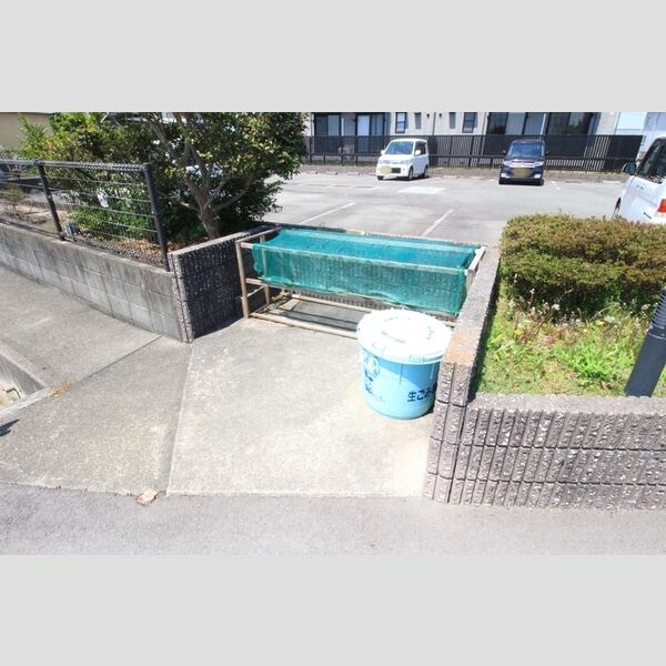 現地周辺 (ごみ置き場)