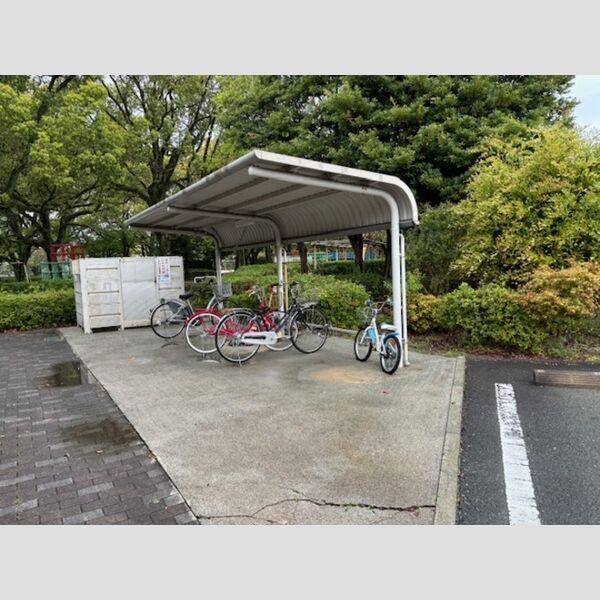 現地周辺 (駐輪場)