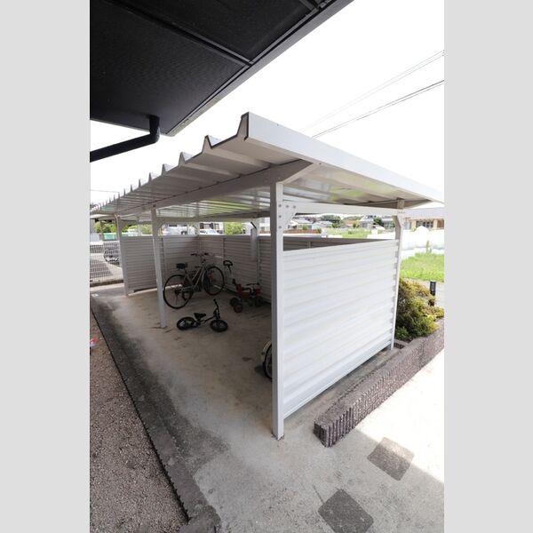 現地周辺 (駐輪場)