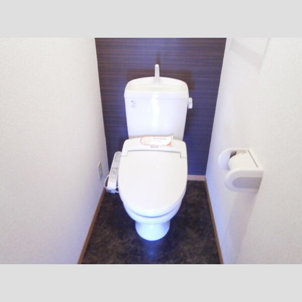 トイレ (温水洗浄暖房便座アクセントクロスがおしゃれ♪)