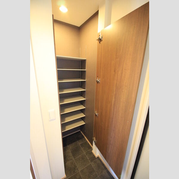 その他 (玄関収納)