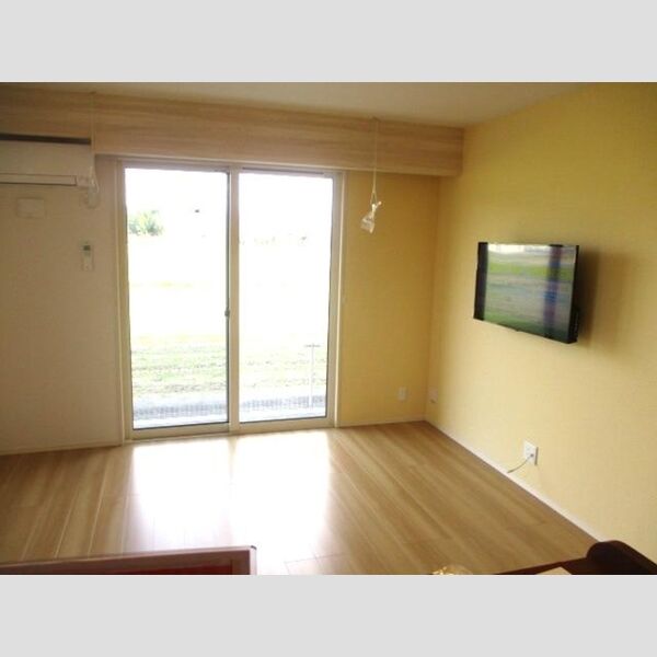 居室・リビング (101号　壁掛けTV付きリビング)