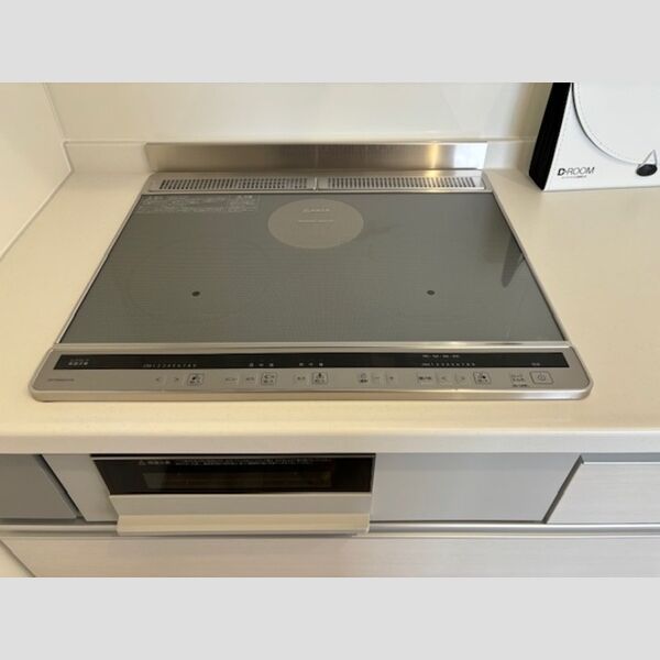 キッチン (2口IH、1口ラジエント)