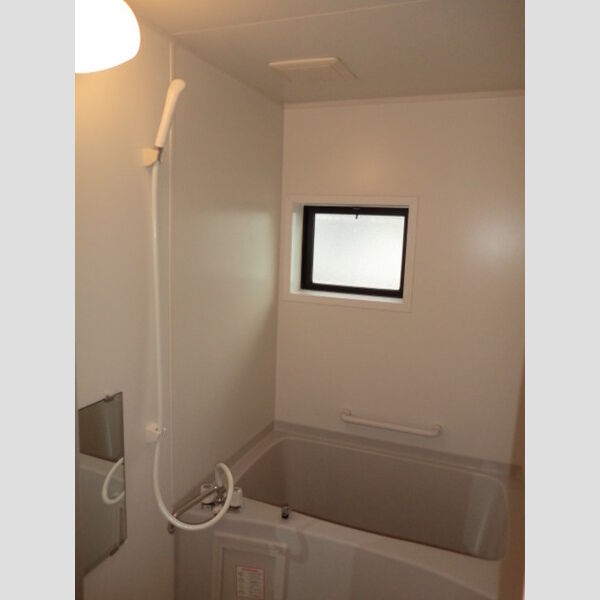バス (浴室に窓が付いているので換気しやすくなっています。)
