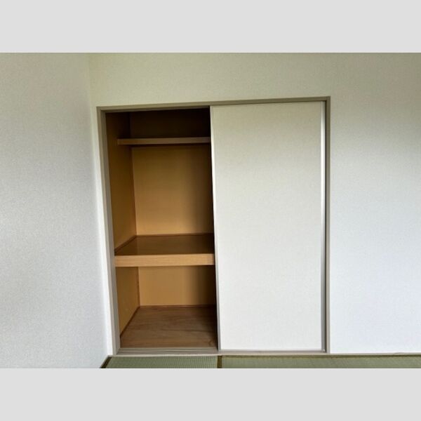 収納 (押入)