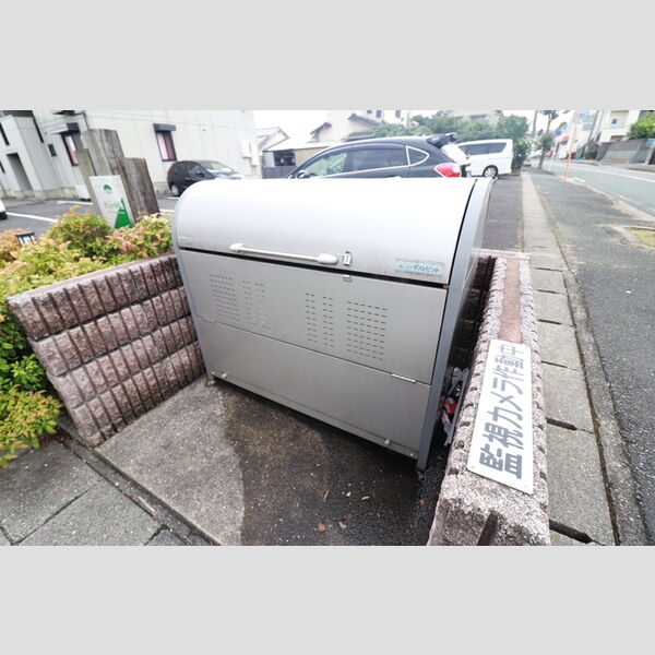 現地周辺 (建物専用ゴミ置き場)