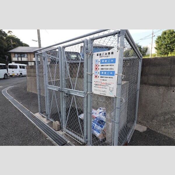 現地周辺 (ラーク福江　A棟　ゴミ置き場)