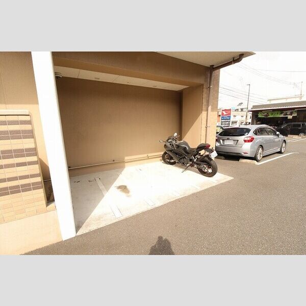 現地周辺 (バイク置場)
