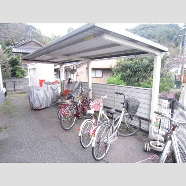 現地周辺 (プレステージ葉山 駐輪場)