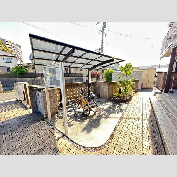現地周辺 (ロイヤルやつえ 駐輪場)