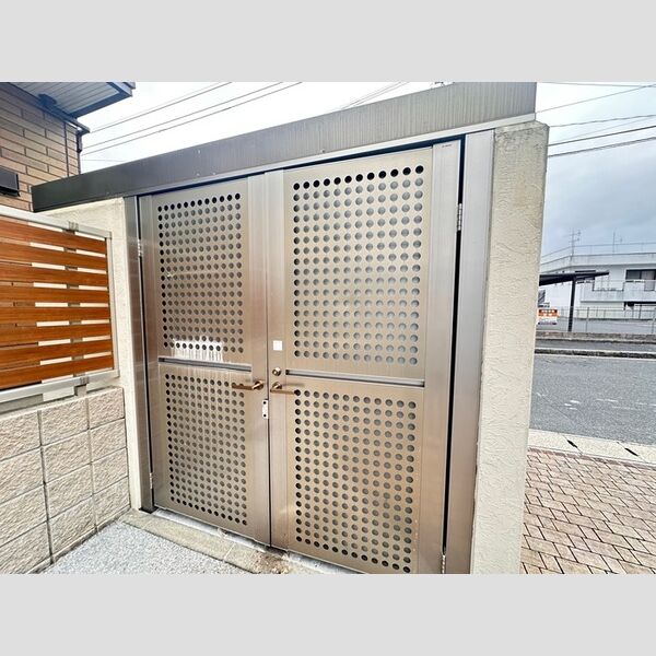 現地周辺 (ゴミ庫)