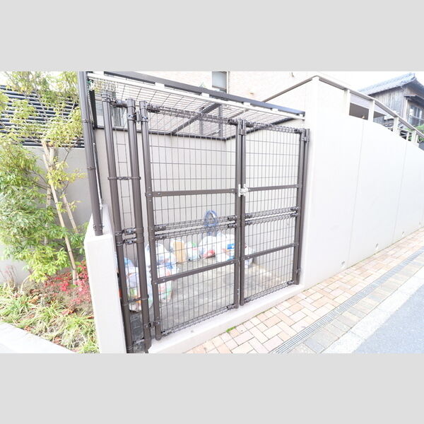 現地周辺 (建物専用ゴミ置き場)