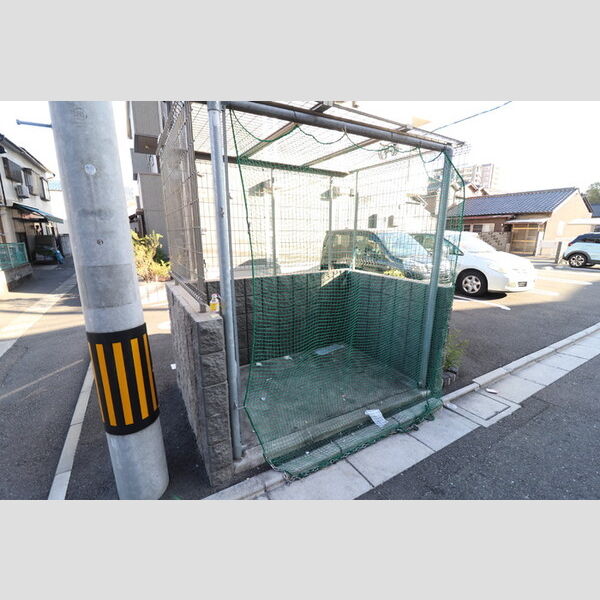 現地周辺 (建物専用ゴミ置き場)
