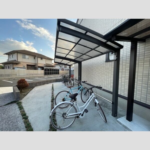 現地周辺 (プランドール　B棟　駐輪場)