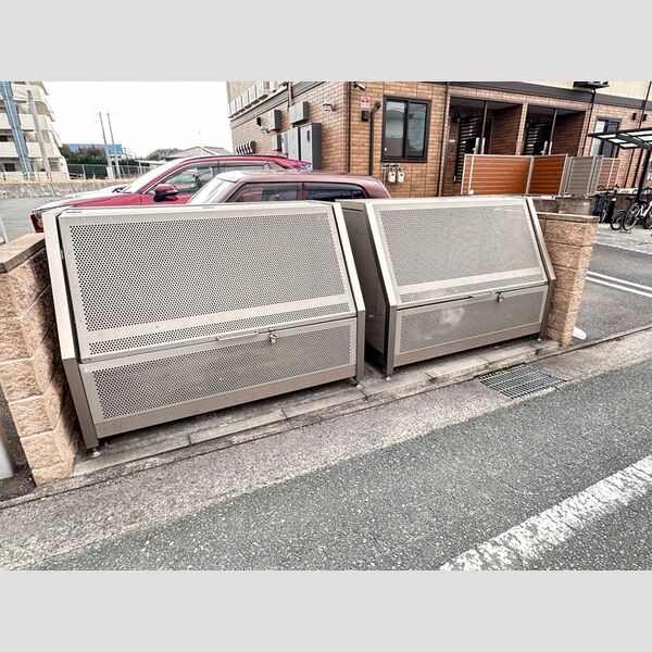 現地周辺 (ゴミ庫)