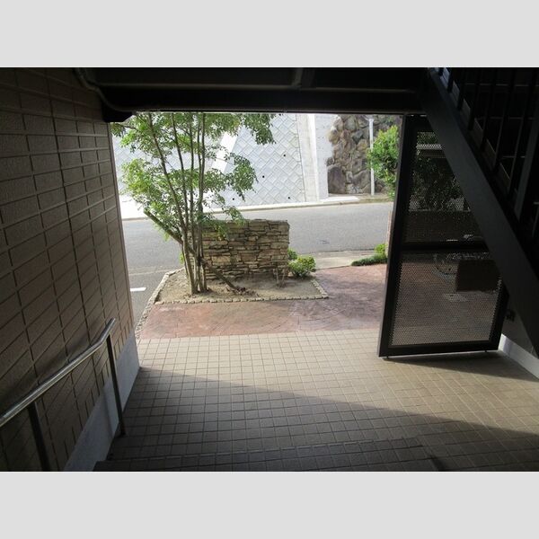 現地周辺 (階段下共用部)