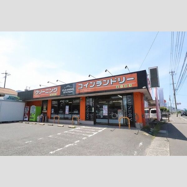 現地周辺 (コインランドリー　738m)