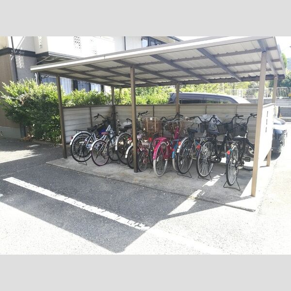 現地周辺 (セジュール鴨生田　駐輪場)