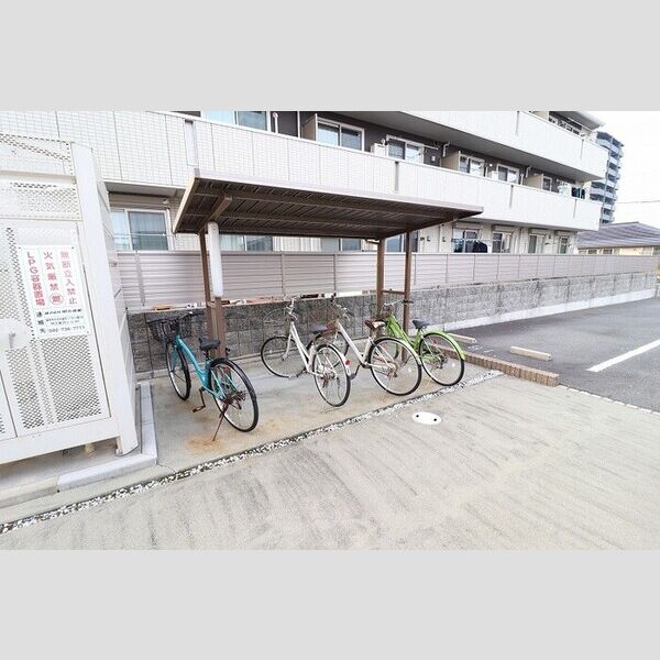 現地周辺 (駐輪場)