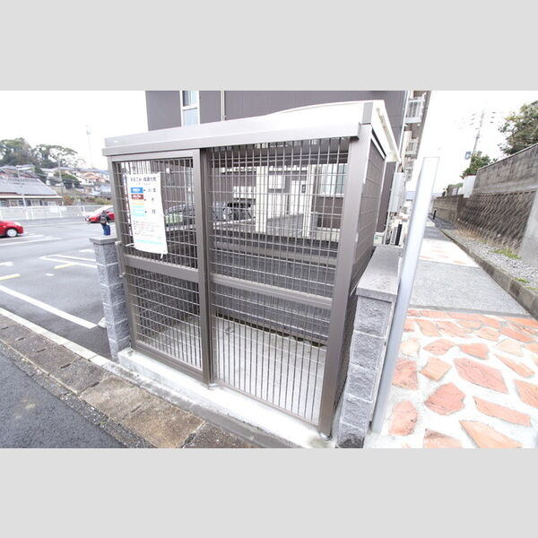 現地周辺 (建物専用ゴミ置き場)