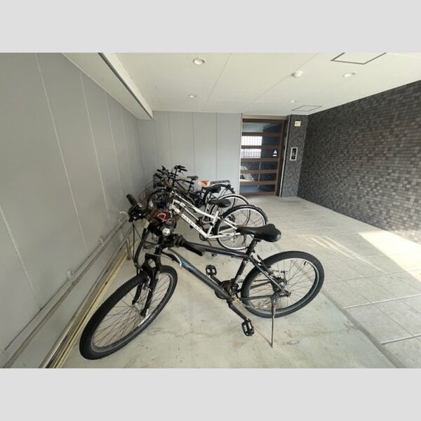 現地周辺 (コンフォールパピヨン　駐輪場)