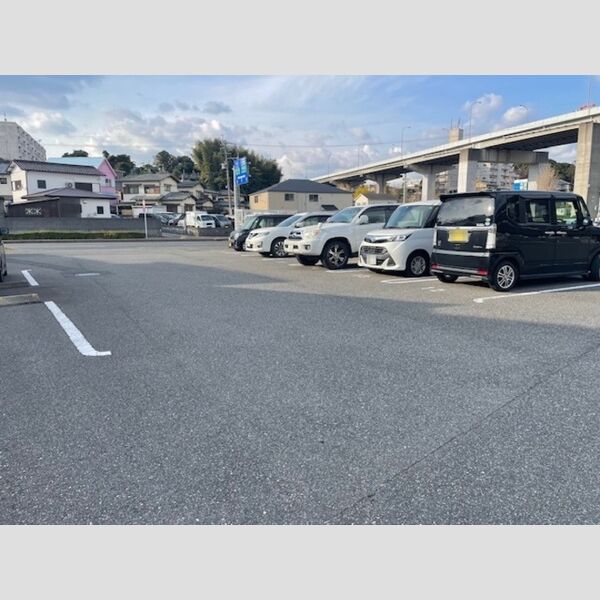 駐車場 (コンフォールパピヨン 駐車場)