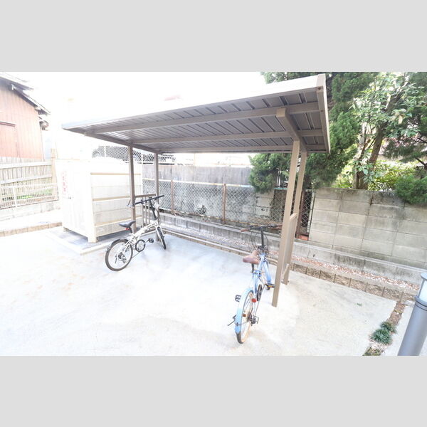 現地周辺 (駐輪場)