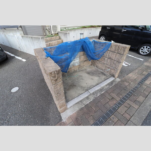 現地周辺 (建物専用ゴミ置き場)