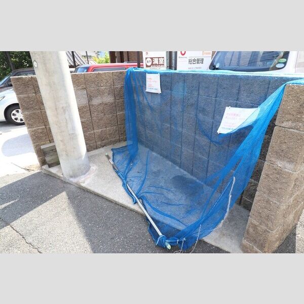 現地周辺 (アミティエ安部山 101 ゴミ置き場)