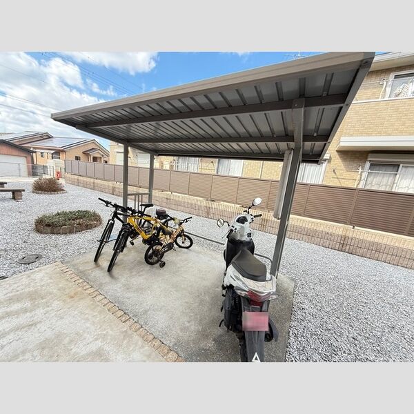 現地周辺 (駐輪場)