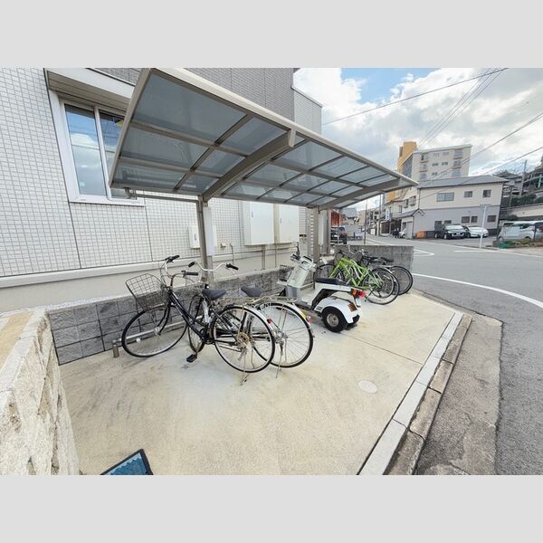 現地周辺 (駐輪場)