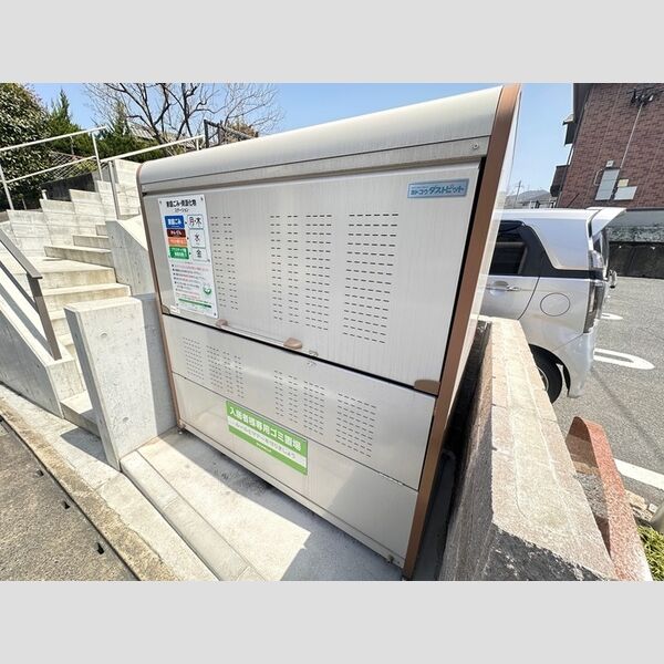 現地周辺 (ゴミ庫)