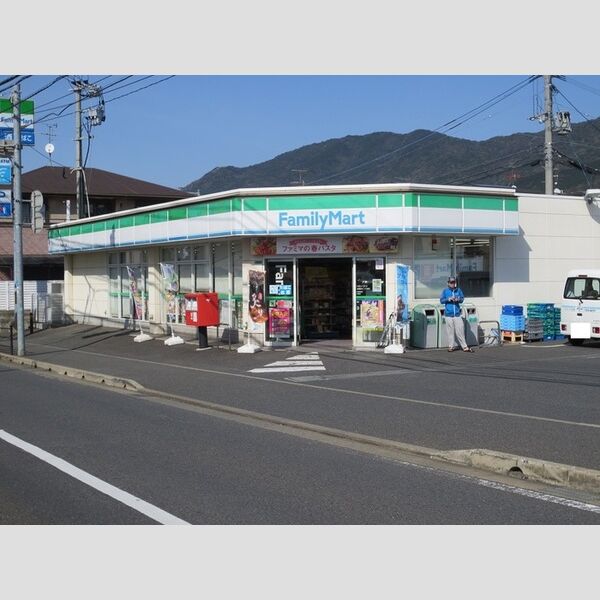 現地周辺 (ファミリーマート　小倉重住2丁目店573m)
