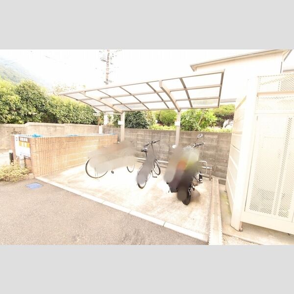 現地周辺 (コモドカーサ　駐輪場)