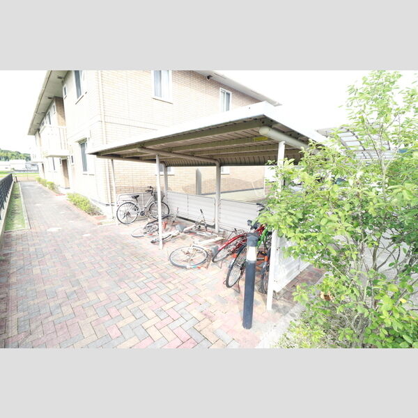 現地周辺 (駐輪場)