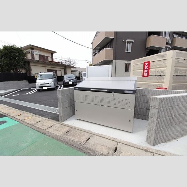 現地周辺 (ゴミ置場)