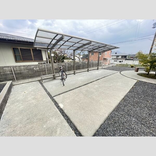 現地周辺 (D-HOUSE 駐輪場)