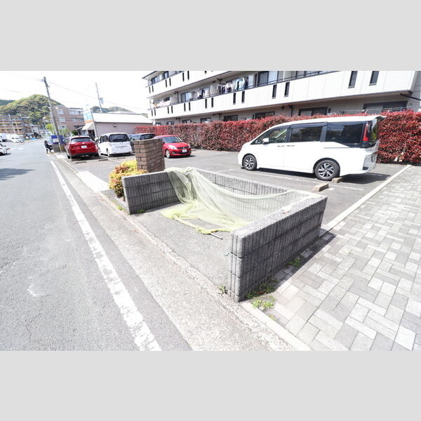 現地周辺 (建物専用ゴミ置き場)