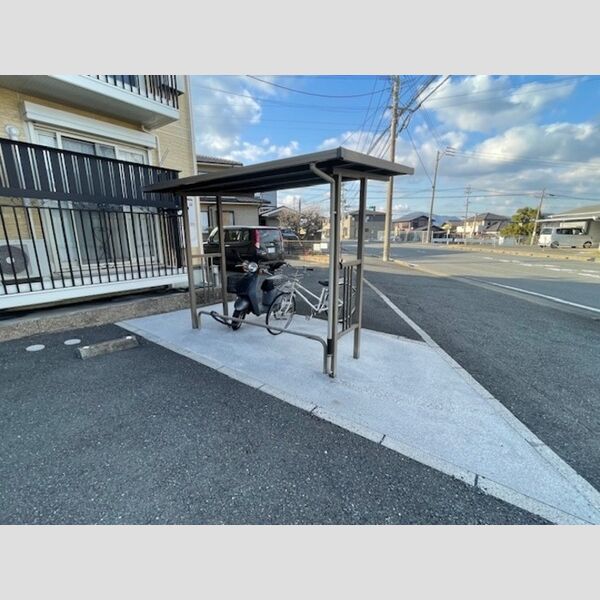 現地周辺 (駐輪場)