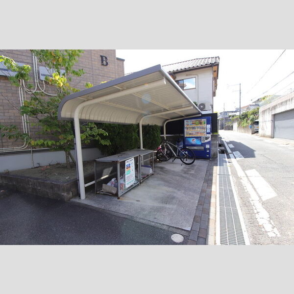 現地周辺 (駐輪場)