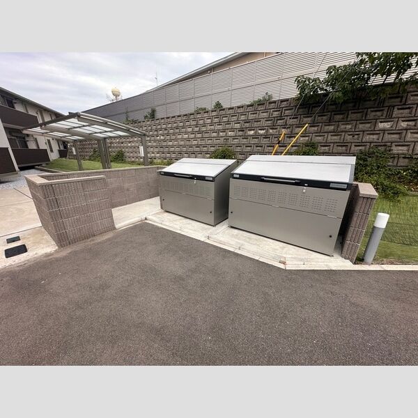 現地周辺 (ゴミ庫)