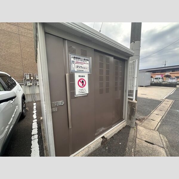 現地周辺 (ゴミ庫)