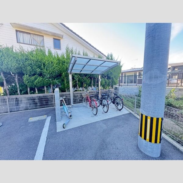 現地周辺 (駐輪場)