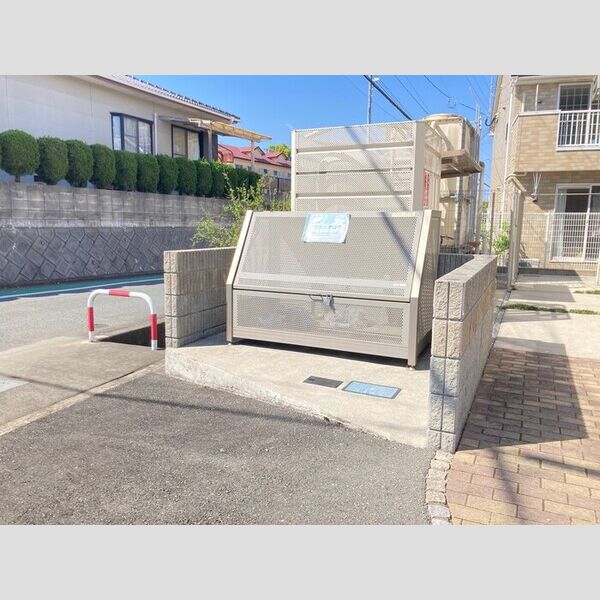 現地周辺 (ゴミ庫)