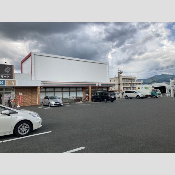 現地周辺 (セブンイレブン　直方知古店　279m)