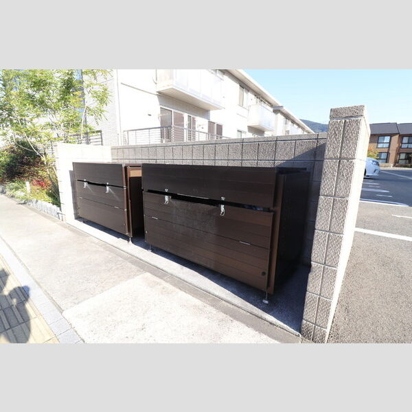 現地周辺 (建物専用ゴミ置き場)