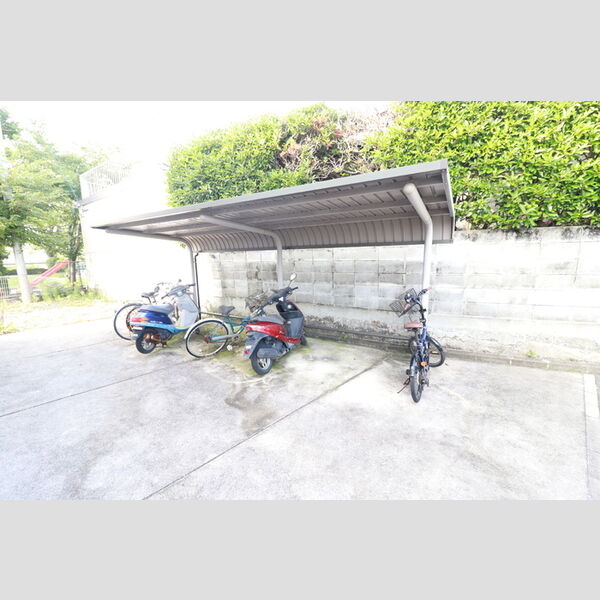 現地周辺 (駐輪場)