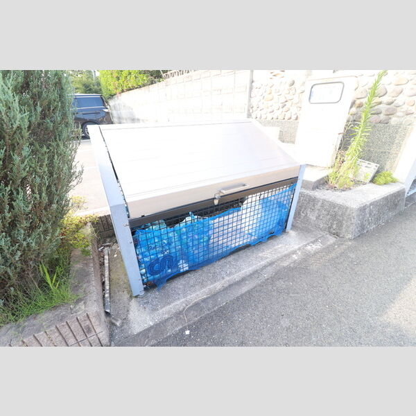 現地周辺 (建物専用ゴミ置き場)