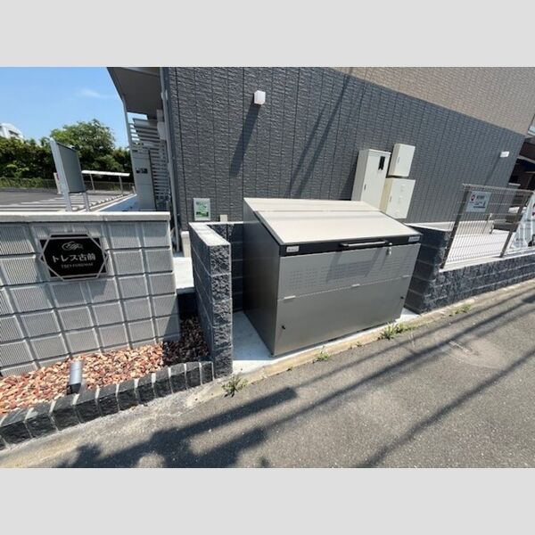 現地周辺 (ゴミ庫)